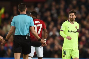 Leo Messi conversa con el ¨¢rbitro italiano Gianluca Rocchi.