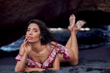 Pilar Rubio protagoniza la colección de bikinis y bañadores de la firma Selmark de cara al verano. Realizada antes de su embarazo, se ha encargado ella misma de diseñar ocho de sus modelos.