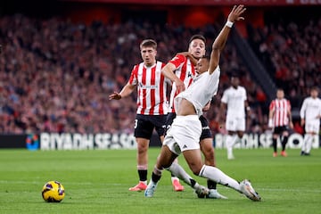 El árbitro del partido, Sánchez Martínez, no vio penalti tras revisar en el VAR la jugada entre Andoni Gorosabel y Kylian Mbappé en área del Athletic.