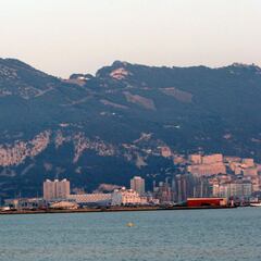 Gibraltar quita la mascarilla para pasear