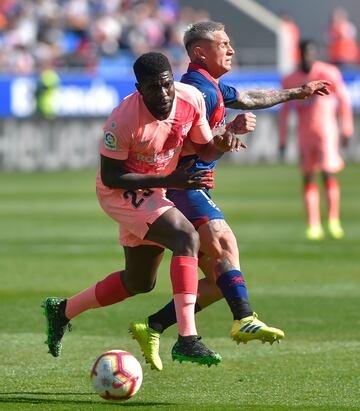 El siguiente nombre en la lista de bajas es el defensa Samuel Umtiti. Su nefasta temporada le convierten en un jugador totalmente prescindible y más aún si se confirma la llegada del joven holandés del Ajax, Mathijjs de Ligt. En su caso hay dos grandes obstáculos a superar. El primero convencer al jugador de que una salida es la mejor opción para él -ahora mismo no está por la labor- y segundo cruzar los dedos para que su maltrecha rodilla izquierda supere la revisión médica. Como vemos su caso es especialmente delicado y entra dentro de las posibles opciones que acaben fracasando este verano. Si finalmente no fructificara, entonces el joven central Jean Clair Todibo entraría en la parrilla de salida en forma de cesión.

