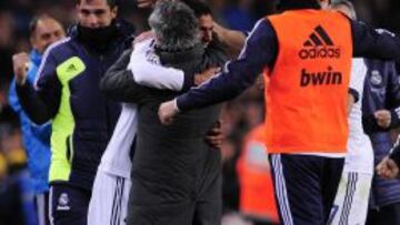 Varane, abrazado a Morinho.