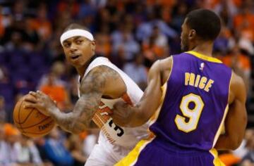 Isaiah Thomas trata de sortear la defensa de Ronnie Price en Phoenix.