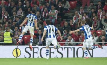 1-1. De la Bella celebró el gol del empate.