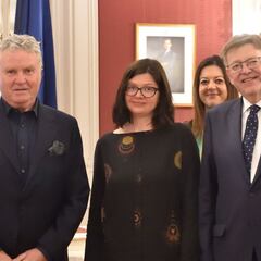 Hiddink recibe el premio de les Corts por retirar una bandera nazi de Mestalla en 1992