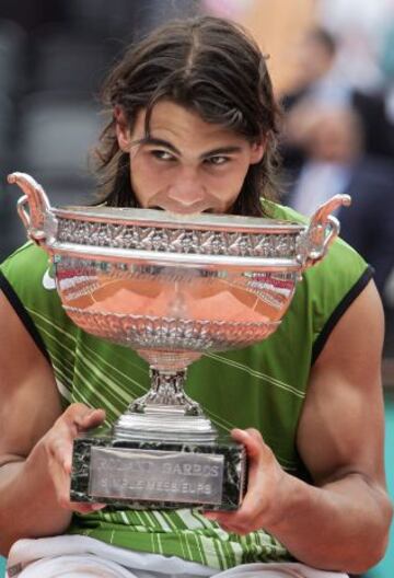 Rafa Nadal posa con el Trofeo de Roland Garros conseguido en 2005 en la final que lo enfrentó al argentino Mariano Puerta