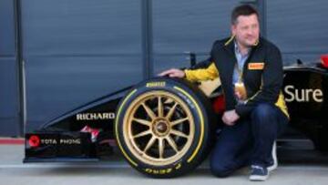 Paul Hembery, m&aacute;ximo responsable de Pirelli, posa con el Lotus &#039;calzado&#039; con los neum&aacute;ticos de 18 pulgadas.