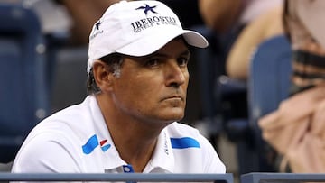 Toni Nadal presencia el partido entre Rafa Nadal y Novak Djokovic durante la final del US Open 2011.