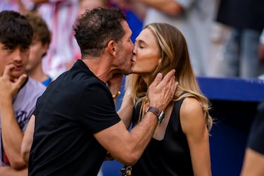 Diego Simeone y Carla Pereyra se conocieron por casualidad en un restaurante de Madrid, en un encuentro que ambos han descrito como completamente fortuito y determinante. Según relatan varias entrevistas y reportajes, el primer cruce ocurrió en la zona de los baños del restaurante, donde Simeone se acercó a ella con una frase que pasaría a la historia de la pareja:
“Te estaba esperando.” 