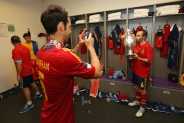 Iniesta besa el título mientras es fotografiado por Juanfran.