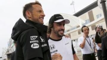 Jenson Button y Fernando Alonso d&aacute;ndose la mano.
