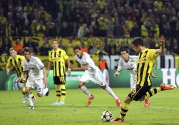 Robert Lewandowski anota el 4-1 de penalti.