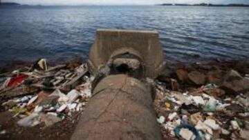 Tubo de drenaje abandonado en la Bahía de Guanabara (Río de Janeiro)