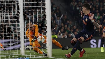 El balón entra en la portería, consiguiendo Joaquin una maravilloso gol olímpico en esta semifinal de la Copa del Rey.