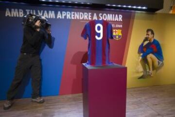 Johan Cruyff: Barcelona honour Dutch legend