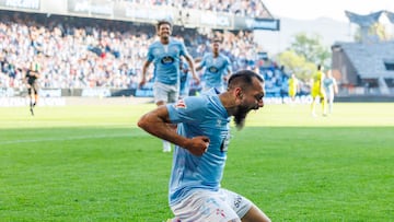 Borja Iglesias celebra el tanto anotado ante el Villarreal en Bala¨ªdos.