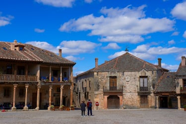 
Pedraza es una de las villas medievales más bellas y mejor conservadas de Castilla y León. En esta localidad segoviana nos toparemos con sus casonas típicas, su iglesia románica, su plaza porticada y los restos de su muralla. Y todo ello con la Sierra de Guadarrama de fondo.