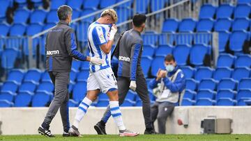 SAN SEBASTIAN, SPAIN - JULY 02: Adnan Januzaj of Sociedad leaves the pitch injured during the Liga match between Real Sociedad and RCD Espanyol at Reale Arena on July 02, 2020 in San Sebastian, Spain. (Photo by David Ramos/Getty Images)