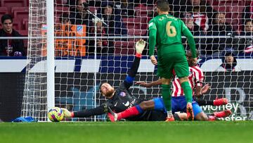 MADRID, SPAIN - DECEMBER 29: Jan Oblak of Atletico de Madrid makes a safe to Pedro Bigas of Elche CF during the LaLiga Santander match between Atletico de Madrid and Elche CF at Civitas Metropolitano Stadium on December 29, 2022 in Madrid, Spain. (Photo by Diego Souto/Quality Sport Images/Getty Images)