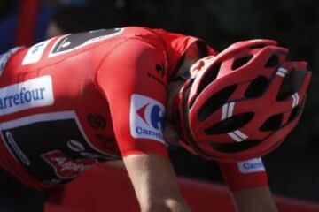 El ciclista holandes del equipo Giant, Tom Dumoulin, a su llegada a la meta de la vigesimo etapa, con comienzo en la localidad de San Lorenzo del Escorial y término en la de Cerdedilla, con un recorrido de 175,8 kilómetros. 
