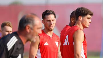 Carmona, junto a Juanlu.