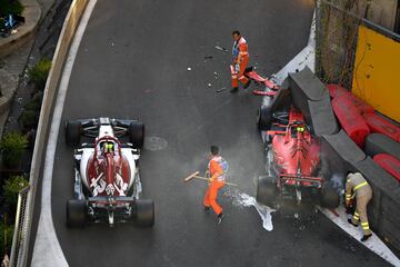 El piloto monegasco sale de su Ferrari tras chocar contra el muro en Bakú.