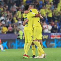 El Villarreal homenajea a Llaneza con pura épica