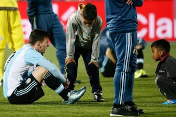 Tras perder la Copa América de Chile 2015 ante el local, el delantero argentino Lionel Messi fue consolado por un par de niño andinos, quienes lejos de festejar el título de su país, fueron con el astro del Barcelona a dar palabras de ánimo.