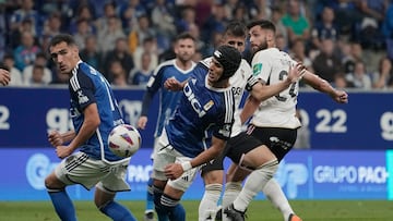 13/10/23 PARTIDO 2ª DIVISION 
REAL OVIEDO - ALBACETE
LUISMI CON CALVO ANTE DOS CONTRARIOS 