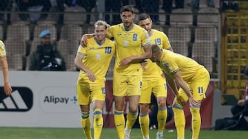 Zenica (Bosnia And Herzegovina), 20/03/2024.- Roman Yaremchuk of Ukraine (C) celebrates with teammates after scoring for the 1-1 goal during the UEFA EURO 2024 play-offs semi-final between Bosnia & Herzegovina and Ukraine in Zenica, Bosnia and Herzegovina, 21 March 2024. (Bosnia-Herzegovina, Ucrania) EFE/EPA/FEHIM DEMIR