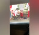 Una madre le ata bengalas a su hija para pasarlas al estadio