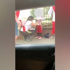 Una madre le ata bengalas a su hija para pasarlas al estadio