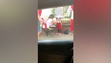 Una madre le ata bengalas a su hija para pasarlas al estadio