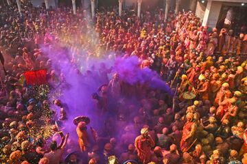 El Holi Festival es uno de los festivales más coloridos que se celebra en el mundo. La fiesta de colores se celebra durante dos días entre finales de febrero y principios de marzo. Los festejos comienzan con la última luna llena del mes lunar hindú (Phalguna). Este festivo acontecimiento se despliega en todo el país, donde una explosión de colores se eleva sobre una multitud que baila y se llena de alegría.