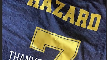 Mbappé luce la camiseta que le regaló Hazard el miércoles