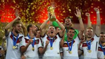 Schweinsteiger levanta la copa del mundo en Brasil.