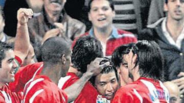 <b>PIÑA ROJIBLANCA. </b>Agüero es abrazado por sus compañeros después de marcar el 3-1 definitivo.