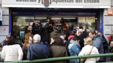 Fachada de la administración de lotería situada en el Paseo de la Esperanza, número 4, en Madrid, donde se ha vendido integramente el número 66.513, agraciado con el Gordo de Navidad, dotado con cuatro millones de euros por serie (400.000 euros por décimo).