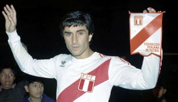 Participó en dos mundiales. Jugó 64 veces con la selección nacional de su país marcando 11 goles. Fue parte de aquel plantel campeón en la Copa América en 1975.