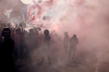 Caluroso recibimiento de los aficionados colchoneros al autobús rojiblanco en los aledaños del estadio Cívitas Metropolitano.