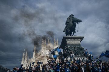 Cientos de personas, sin ninguna distancia de seguridad, celebran en la Piazza Duomo de Milán el campeonato de la liga italiana.