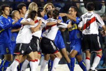 El Superclásico de semifinales en la Libertadores terminó en una batalla sangrienta en La Bombonera.