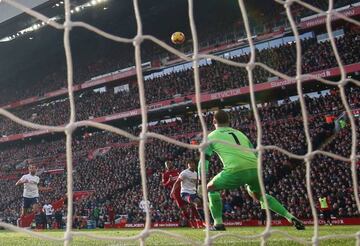 Georginio Wijnaldum scores