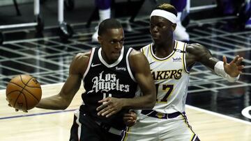 Rajon Rondo, defendido por Dennis Schröder, durante el partido de la NBA que ha enfrentado a Los Angeles Clippers y Los Angeles Lakers.