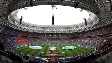 Las aficiones reciben a los equipos en el partido inaugural del Mundial de Rusia 2018.