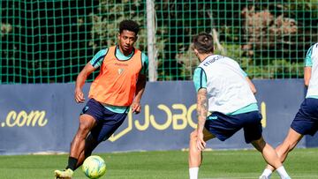 07/04/2022 CADIZ CF ENTRENAMIENTO SEMANAL CHOCO LOZANO