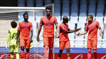 GRA112. SAN SEBASTIÁN, 29/04/2017.- El extremo del Granada Isaac Cuenca (2i) durante el partido correspondiente a la trigésimo quinta jornada de LaLiga Santander disputado hoy ante la Real Sociedad en el estadio de Anoeta. EFE/Javier Etxezarreta