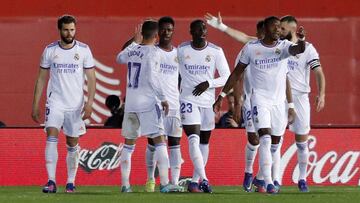 Los jugadores del Madrid celebran el 0-2.