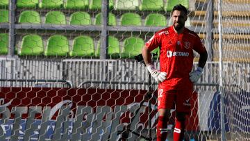 Futbol, Audax Italiano vs Universidad de Chile.
Fecha 11, campeonato Nacional 2022.
El arquero de Universidad de Chile Hernan Galindez se lamenta tras el segundo gol de Audax Italiano durante el partido de primera division disputado en el estadio Elias Figueroa de Valparaiso, Chile.
29/04/2022
Andres Pina/Photosport

Football, Audax Italiano vs Universidad de Chile.
11th turn, 2022 National Championship.
Universidad de Chile's goalkeeper Hernan Galindez reacts after Audax Italiano's goal during the first divison match held at the Elias Figueroa stadium in Valparaiso, Chile.
29/04/2022
Andres Pina/Photosport