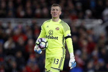 Es la apuesta del Everton para su portería para los próximos años. El portero inglés, que no tardará mucho en ser titular con la absoluta inglesa, ha llegado este verano a Liverpool procedente del Sunderland a cambio de 28 millones de euros. Ha sido una de las sensaciones de los últimos años en la Premier pese al mal rendimiento de su equipo. Al bajar el Sunderland a segunda, su marcha era segura. No dudó el Everton en realizar una operación que haría de Pickford el tercer portero más caro de la historia hasta ahora y con el que encontraban un arquero estable para los 'toffes', no visto desde la marcha de Howard.